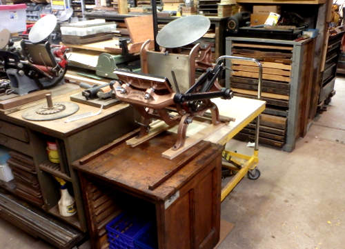 Pilot
                  on small type cabinet