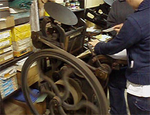 Sarah & Jenet hand-feeding the old Gordon
                      Platen Press